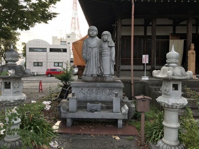 美江寺　人形供養塔