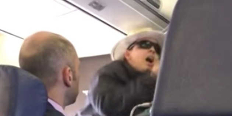 飛行機内で女性がトイレで喫煙、「機内にいる奴ら皆殺しだ！」と乗客を脅す事件が！