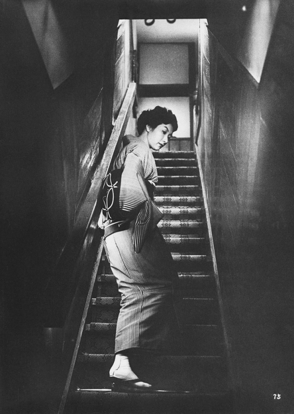 女が階段を上がる時