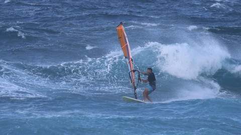 沖縄　ウインドサーフィン wave