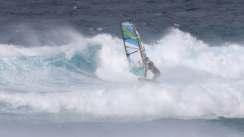 沖縄　ウインドサーフィン wave