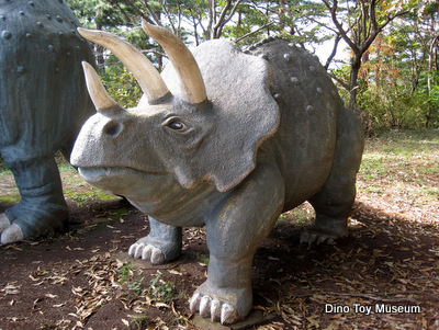 伊豆・伊東にある小室山公園の恐竜たちが進化している
