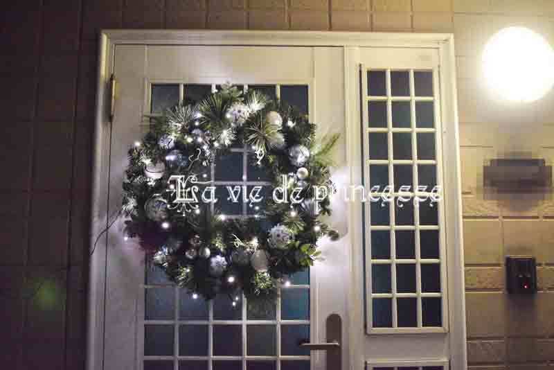 コストコで買った大きなクリスマスリース 玄関の扉 外側 に飾り直しました Ledライトでイルミネーション ロマンティックな玄関に La Vie De Princesse