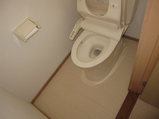 埼玉県所沢市　賃貸物件空き室　トイレ・浴室ユニットバスクリーニング　トイレ清掃　作業風景　２