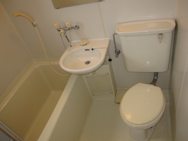 東京都府中市　賃貸物件原状回復　入居者退去後空き室１Ｒハウスクリーニング　浴室ユニットバス清掃　作業完了後　１