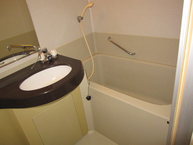 埼玉県所沢市　空き室賃貸物件原状回復　１ＤＫ全体ハウスクリーニング　浴室ユニットバス清掃　作業完了後　１