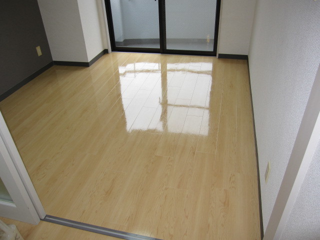 埼玉県所沢市　空き室賃貸物件原状回復　１ＤＫ全体ハウスクリーニング　床ワックス掛け　作業完了後　１