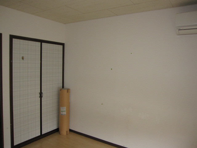 埼玉県所沢市　賃貸物件原状回復　壁クロス張替え　作業前　１