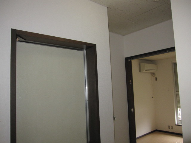 埼玉県所沢市　賃貸物件原状回復　壁クロス張替え　作業前　４