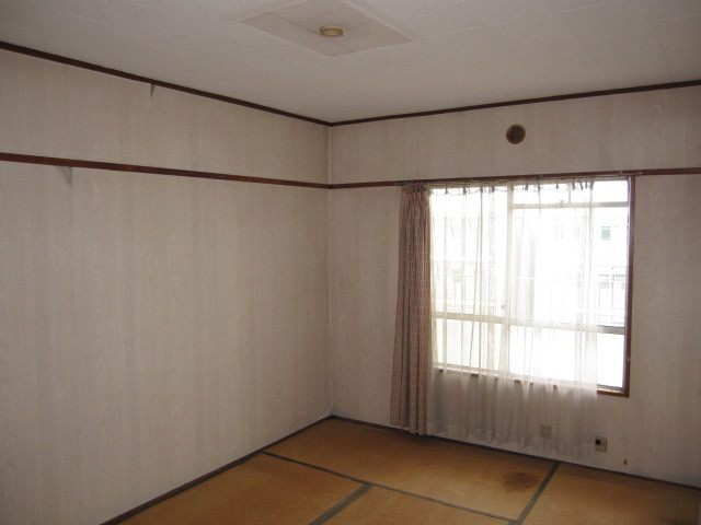 埼玉県所沢市　空き室分譲マンション３ＬＤＫ　全室：壁クロス張替え　和室　作業前　１