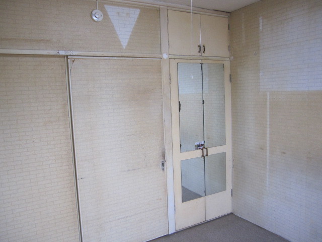 埼玉県所沢市　空き室分譲マンション３ＬＤＫ　全室：壁クロス張替え　洋室　作業前　１