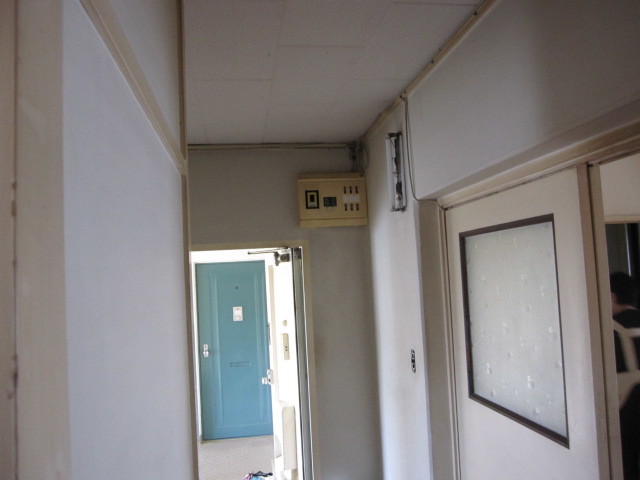 埼玉県所沢市　空き室分譲マンション３ＬＤＫ　全室：壁クロス張替え　玄関・廊下　作業前　２