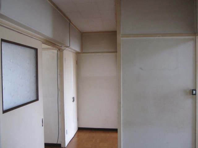 埼玉県所沢市　空き室分譲マンション３ＬＤＫ　全室：壁クロス張替え　玄関・廊下　作業前　１