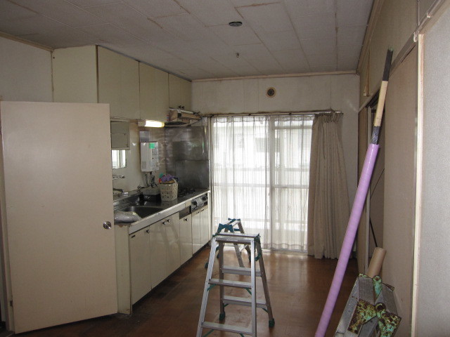 埼玉県所沢市　空き室分譲マンション３ＬＤＫ　全室：壁クロス張替え　キッチン　作業前　３