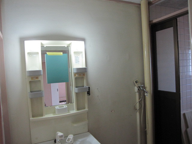 埼玉県所沢市　空き室分譲マンション３ＬＤＫ　全室：壁クロス張替え　洗面所　作業前　１