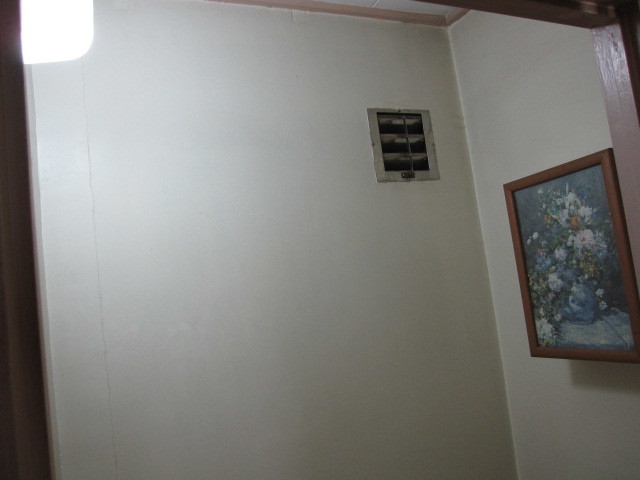 埼玉県所沢市　空き室分譲マンション３ＬＤＫ　全室：壁クロス張替え　トイレ　作業前　１