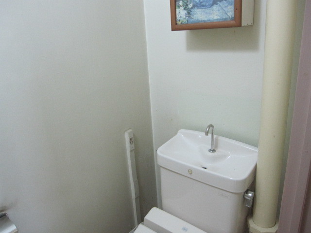 埼玉県所沢市　空き室分譲マンション３ＬＤＫ　全室：壁クロス張替え　トイレ　作業前　２