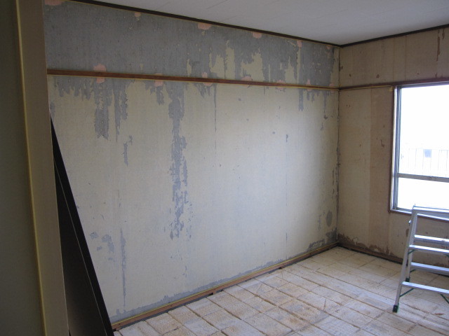 埼玉県所沢市　空き室分譲マンション３ＬＤＫ　全室：壁クロス張替え　下地処理：シーラー塗りパテ打ち　作業風景　５