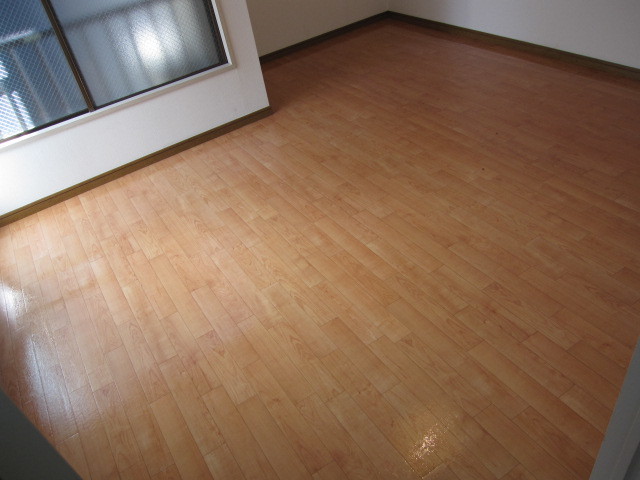 東京都渋谷区　賃貸物件原状回復　入居者退去後空き室１Ｒハウスクリーニング　洋間床ＣＦクッションフロアーワックス掛け　作業完了後　１