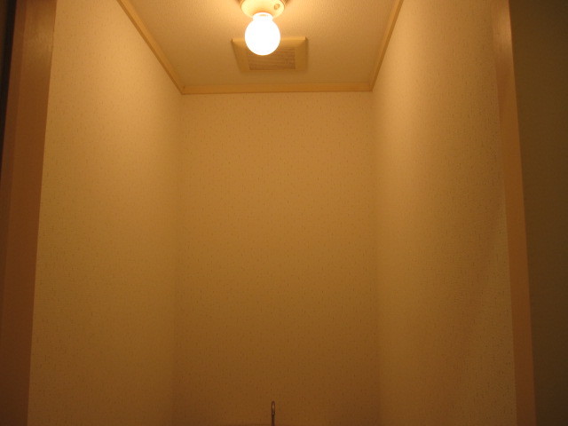東京都調布市　賃貸物件原状回復１Ｒクロス張替え　トイレ　作業前　２