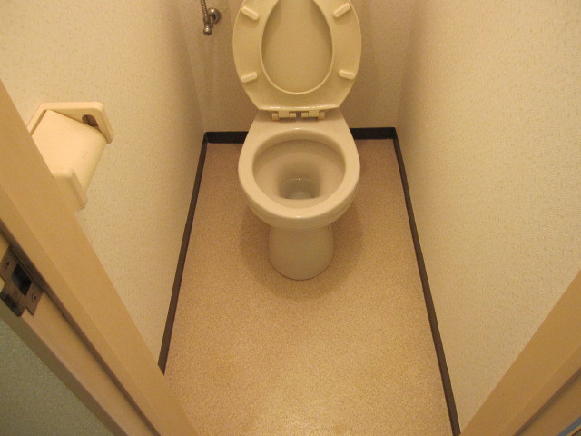 東京都調布市　賃貸物件原状回復　入居者退去後空き室１Ｒハウスクリーニング　トイレ清掃　作業完了後　１