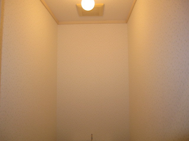 東京都調布市　賃貸物件原状回復１Ｒクロス張替え　トイレ　作業完了後　１
