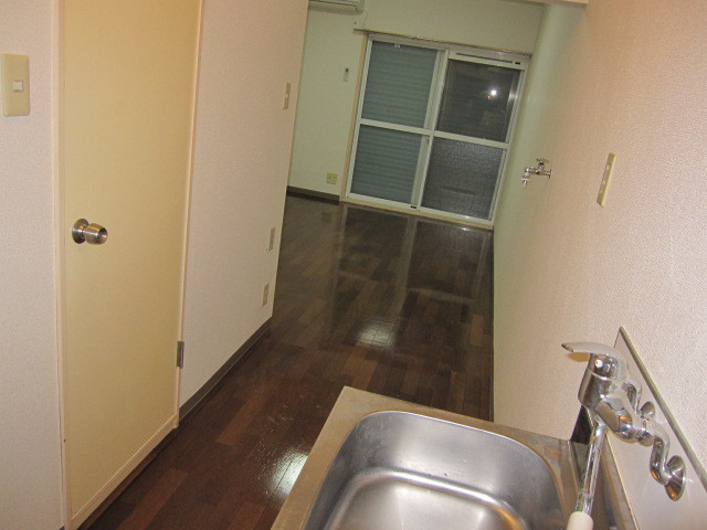 東京都調布市　賃貸物件原状回復　入居者退去後空き室１Ｒハウスクリーニング　床ワックス掛け　作業完了後　１