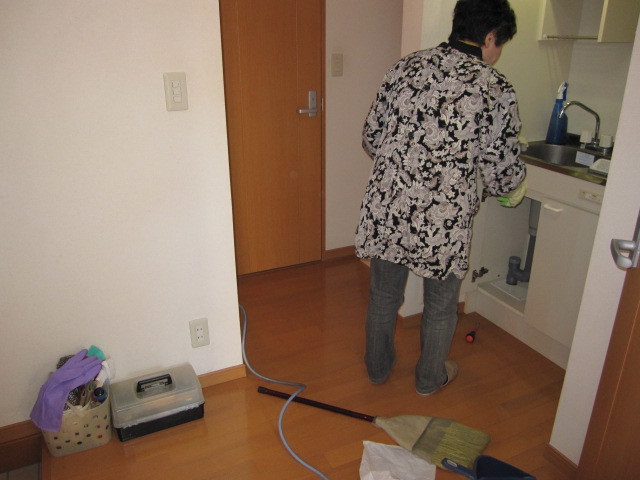 東京都武蔵野市　賃貸物件原状回復　空き室１Ｋハウスクリーニング　作業風景　２