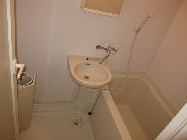 東京都武蔵野市　賃貸物件原状回復　空き室１Ｋハウスクリーニング　浴室ユニットバス清掃　作業完了後　１