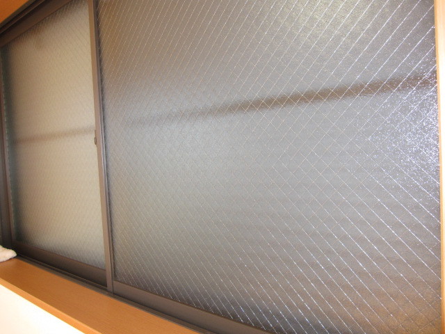 東京都武蔵野市　賃貸物件原状回復　空き室１Ｋハウスクリーニング　ガラスサッシ周り清掃　作業完了後　３