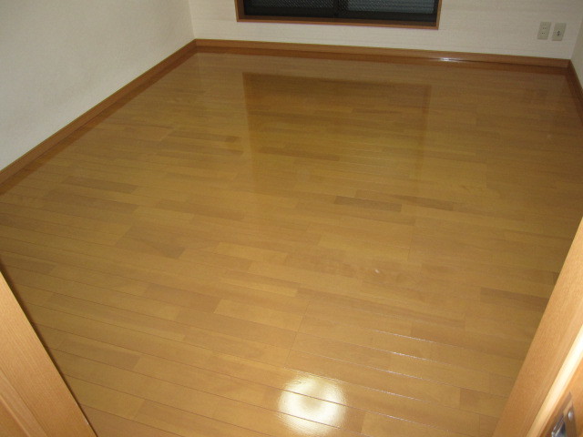 東京都武蔵野市　賃貸物件原状回復　空き室１Ｋハウスクリーニング　床ワックス掛け　作業完了後　１