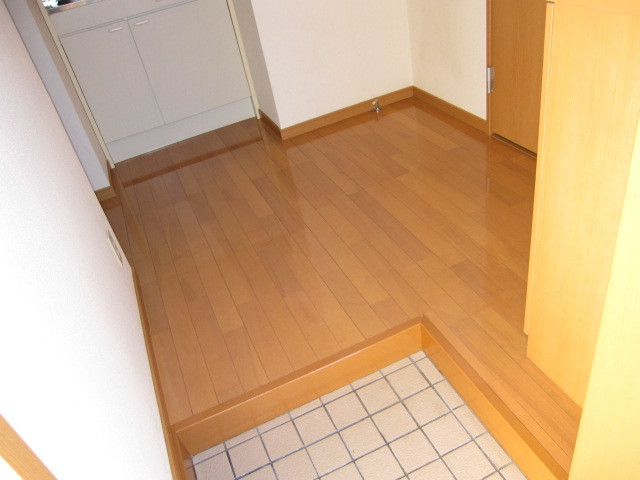 東京都武蔵野市　賃貸物件原状回復　空き室１Ｋハウスクリーニング　床ワックス掛け　作業完了後　２